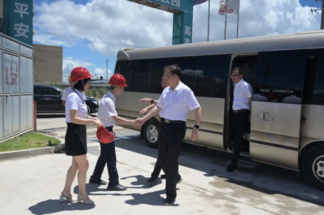  温州市委常委副市长李无文领导一行到访俊郎电气调研指导工作