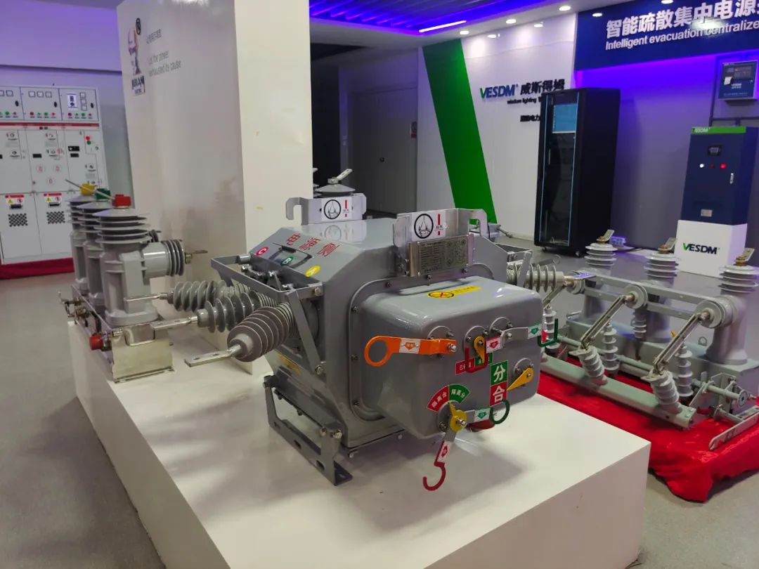  基于绿色环保、常压密封理念设计的一二次深度融合柱上内置隔离断路器产品